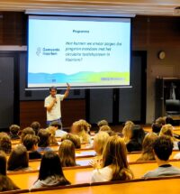 Floris legt de casusvraag uit aan de leerlingen